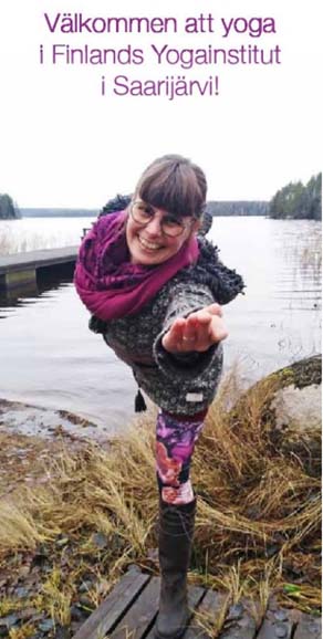 ruotsinkielinen suomen joogaliiton esitteen kansikuva, jossa nainen joogaa järven rannalla