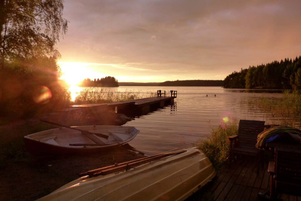 auringonlasku järvellä suomen joogaopistolla